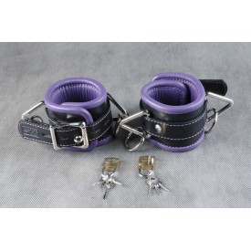 Подвёрнутые кожаные наручники с фиолетовым подкладом